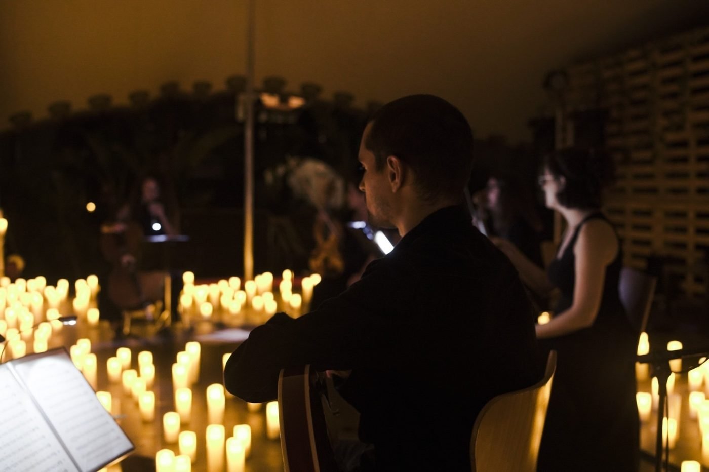 Guitarrista de Fantasia Quintet en un concierto Candlelight